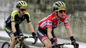 Simon Yates y su hermano Adam ruedan durante la 12ª etapa de la Vuelta a España 2018.