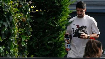 Barcelona&#039;s Uruguayan forward Luis Suarez (L) and his wife Sofia Balbi, are pictured in their friend Lionel Messi&#039;s house in Barcelona, on August 3, 2020. - Jorge Messi, father and agent of Lionel Messi, appeared to concede his son could remain 