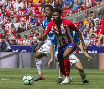 Thomas Partey junto a Carlos Sánchez.