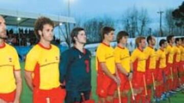 <b>LUTO EN EL CLUB DE CAMPO.</b> España y el resto de las selecciones que participan en el preolímpico de hockey hierba guardaron un minuto de silencio por los atentados de ayer.