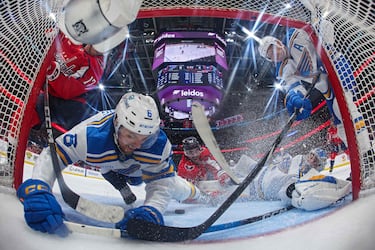 Philip Broberg y el portero Joel Hofer, de los St. Louis Blues, logran detener el puck y evitar el gol de los locales Washington Capitals aun a costa de introducirse ellos mismos en la portería. No evitaron muchos más, ya que los Blues fueron goleados (6 a 1) en su visita a la capital. St. Louis es el segundo peor equipo de la NHL, solo por delante de los Calgary Flames.