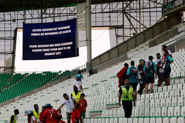 El árbitro suspende el partido a falta de revisión de VAR del segundo gol de Argentina. En la imagen, el videomarcador anunciando la cancelación del encuentro.