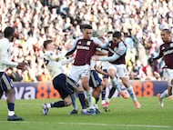 Soccer Football - Premier League - Aston Villa v Nottingham Forest - Villa Park, Birmingham, Britain - January 3, 2026 Aston Villa's Morgan Rogers and Emiliano Buendia in action with Nottingham Forest's Elliot Anderson and Murillo Action Images via Reuters/Andrew Boyers EDITORIAL USE ONLY. NO USE WITH UNAUTHORIZED AUDIO, VIDEO, DATA, FIXTURE LISTS, CLUB/LEAGUE LOGOS OR 'LIVE' SERVICES. ONLINE IN-MATCH USE LIMITED TO 120 IMAGES, NO VIDEO EMULATION. NO USE IN BETTING, GAMES OR SINGLE CLUB/LEAGUE/PLAYER PUBLICATIONS. PLEASE CONTACT YOUR ACCOUNT REPRESENTATIVE FOR FURTHER DETAILS..