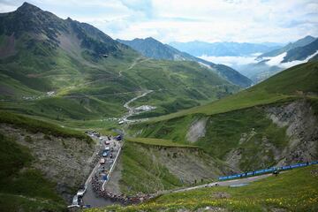 Panorámica del pelotón durante la subida al Col du Tourmalet durante la decimocuarta etapa.