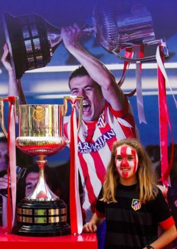 La gran familia rojiblanca disfrutó antes del partido de diversos actos dedicados a ellos en los alrededores del Calderón. Los seguidores pudieron fotografiarse con la Copa del Rey.