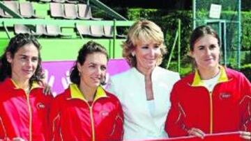 <b>CON AGUIRRE. </b>Margets, Vivi, Llagostera, Esperanza Aguirre, Medina y Suárez, ayer en Madrid.