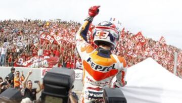 Firmó con Repsol Honda para competir en MotoGP. Ganó su tercer mundial tras la carrera del Gran Premio de Valencia. En la imagen, Márquez celebra su primer mundial en la máxima categoría. 