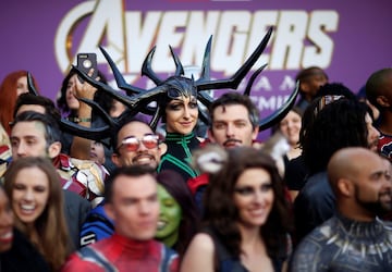 Fans de la saga Avengers, se visitieron como sus personajes favoritos y así esperaron al elenco en la alfombra roja en la premiere mundial Avengers: Endgame en Los Ángeles, California.