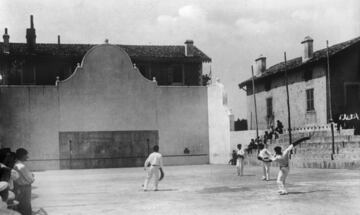 Se celebraron 477 pruebas deportivas, de las cuales el COI sólo reconoció 95. Entre ellas varios deportes como la pelota vasca que nunca más volvieron a ser deportes olímpicos. Se disputó en la modalidad de cesta punta y tan sólo participaron España y Francia. Por la falta de acuerdo en el reglamento, los franceses se acabaron retirando dando la victoria a los españoles. El COI reconoció en 2004 la medalla olímpica a España en pelota vasca.