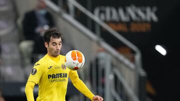 Villarreal&#039;s Spanish midfielder Manuel Trigueros looks at the ball during the UEFA Europa League final football match between Villarreal CF and Manchester United at the Gdansk Stadium in Gdansk on May 26, 2021. (Photo by Michael Sohn / POOL / AFP)