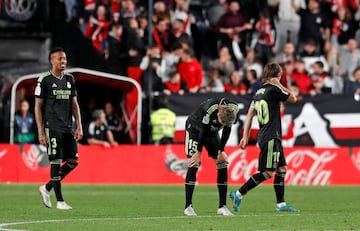 3-2. Los jugadores del Real Madrid tras marcar Óscar Trejo de penalti el tercer gol.