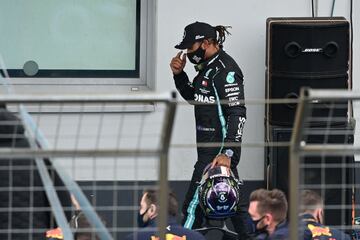 El piloto británico del ganador de Mercedes, Lewis Hamilton, camina hacia el podio durante el Gran Premio de Eifel de Fórmula Uno de Alemania en el circuito de Nuerburgring 