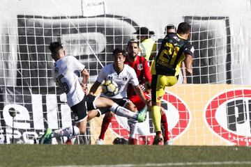 El jugador de San Luis Boris Sagredo marca su gol contra Colo Colo durante el partido de primera division disputado en el estadio Bicentenario Lucio Farina de Quillota, Chile.