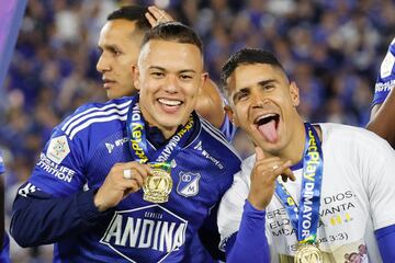 Leonardo Castro (i) y Daniel Cataño de Millonarios celebran al ganar hoy, la final de la Primera División del fútbol profesional colombiano ante Atlético Nacional en el estadio El Campín en Bogotá (Colombia). 
