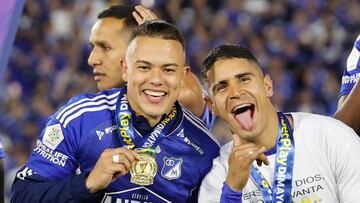 AMDEP4783. BOGOTÁ (COLOMBIA), 24/06/2023.- Leonardo Castro (i) y Daniel Cataño de Millonarios celebran al ganar hoy, la final de la Primera División del fútbol profesional colombiano ante Atlético Nacional en el estadio El Campín en Bogotá (Colombia). EFE/ Mauricio Dueñas Castañeda