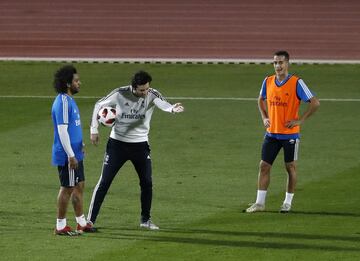 Solari da indicaciones a Marcelo y Lucas Vázquez durante el entrenamiento.