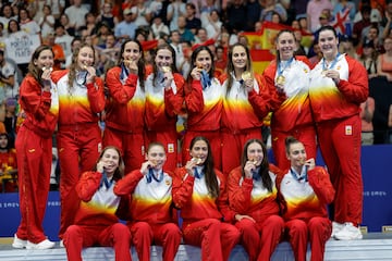  Las waterpolistas españolas posan con la medalla de oro en el podio de los Juegos Olímpicos de París 2024 