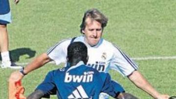 <b>SCHUSTER SE UNIÓ AL RONDO</b>. A Schuster le gusta participar activamente en los entrenamientos de sus equipos y en el Madrid no iba a ser menos.