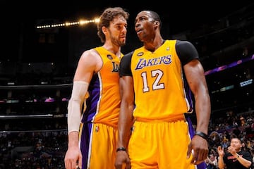 Howard y Pau, durante un partido con los Lakers
