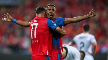 Plzen (Czech Republic), 23/08/2022.- Erik Jirka (L) and Jhon Mosquera (R) of Viktoria Plzen celebrate after winning the UEFA Champions League second leg play off match between Viktoria Plzen and Qarabag FK in Plzen, Czech Republic, 23 August 2022. (Liga de Campeones, República Checa) EFE/EPA/MARTIN DIVISEK
