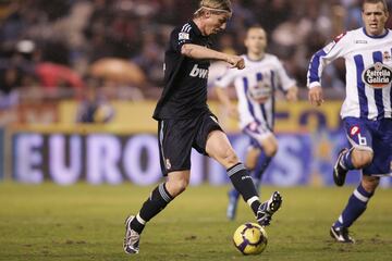 La temporada 2009/10 fue la última de Guti en el Real Madrid. Esa temporada dejó una jugada para el recuerdo, la asistencia de tacón para Benzema en Riazor para poner el 0-2 en el marcador.