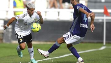 Burgos CF - Real Valladolid CF.
Ernesto supera a Kiko Olivas.