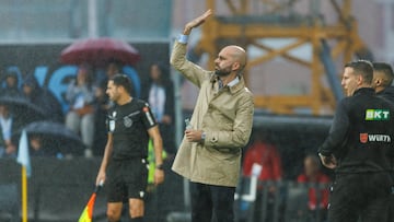 Claudio Giráldez, entrenador del Celta, realiza indicaciones durante el partido contra la Real Sociedad en Balaídos.