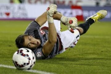 Fútbol, Colo Colo v Deportes Copiapó.
Copa Chile 2015.
El arquero de Deportes Copiapó, Ignacio Gonzalez Catalan, controla el balón durante el partido de cuartos de final de la Copa Chile 2015 contra Colo Colo disputado en el estadio Monumental de Santiago, Chile.
22/10/2015
Andrés Piña/Photosport********
