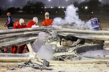 El monoplaza del piloto franc¨¦s se ha incendiado tras un fuerte impacto en la curva tres del Gran Premio de Bahr¨¦in. Romain Grosjean sali¨® por su propio pie del monoplaza. El accidente lleg¨® tras un cambio de direcci¨®n del piloto de Haas, en el que se ha tocado con el Alpha Tauri de Kvyat.