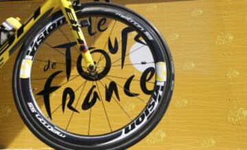 Durante la 14ª etapa del Tour de Francia 2016 entre Montelimar y Villars-les-Dombes surge esta original imagen de la rueda de la bicicleta de Chris Froome y el logo del Tour. 