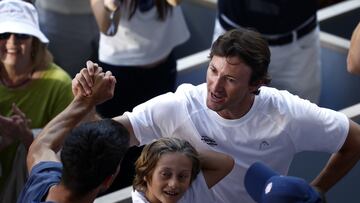Carlos Alcaraz y Juan Carlos Ferrero, justo después de que el murciano se proclamara campeón de Roland Garros.
