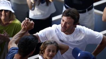 Paris (France), 09/06/2024.- Carlos Alcaraz of Spain celebrates in hix box with his coach Juan Carlos Ferrero of Spain after winning his Men'Äôs Singles final match against Alexander Zverev of Germany during the French Open Grand Slam tennis tournament at Roland Garros in Paris, France, 09 June 2024. (Tenis, Abierto, Francia, Alemania, España) EFE/EPA/YOAN VALAT