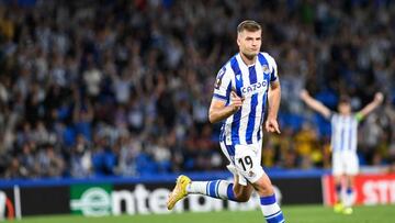 Real Sociedad's Norwegian forward Alexander Sorloth celebrates after scoring his team's first goal during the UEFA Europa League, first round, group E, football match between Real Sociedad and FC Sheriff at the Anoeta stadium in San Sebastian on October 13, 2022. (Photo by ANDER GILLENEA / AFP) (Photo by ANDER GILLENEA/AFP via Getty Images)