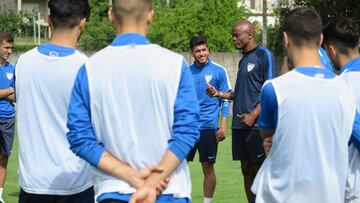 Dely Valdés, dirigiendo un entrenamiento.