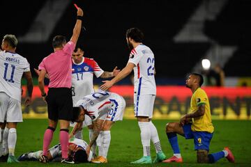 A pesar del pase a semifinales, Brasil no podrá contar con el delantero Gabriel Jesús, quien al minuto 48’ fue expulsado por una pata en el pecho de Eugenio Mena.