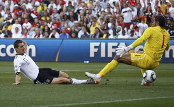 Previamente, Klose, en el minuto 20 de partido, había igualado los 12 tantos mundialistas de Pelé: recogió un pase de su portero, se plantó delante de James, y le batió por bajo. El alemán, de ascendencia polaca, sólo tenía por delante a figuras como Fontaine (13 goles en Mundiales), Müller (14), y por encima de todos, Ronaldo Nazario con 15 goles.