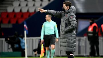 Paris Saint-Germain's Argentinian head coach Mauricio Pochettino gestures during the French Cup football match between Paris Saint-Germain (PSG) and Nice at the Parc des Princes stadium in Paris on January 31, 2022. (Photo by FRANCK FIFE / AFP)