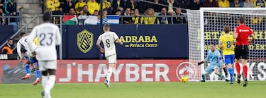 Los jugadores del Real Madrid lanzaron una contra que finalizó Rodrygo filtrando un pase para Bellingham, que ejecutó un preciso disparo cruzado con su pierna izquierda, superando la intentona de Ledesma.