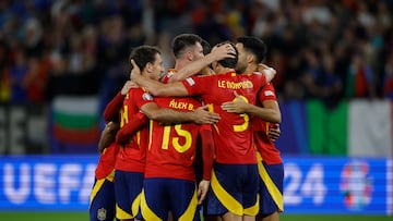 Los jugadores de la Selección española celebran su victoria contra Italia.