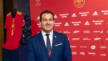 Pablo Lozano. presidente de la Territorial de Andalucía, al frente de la Selección.