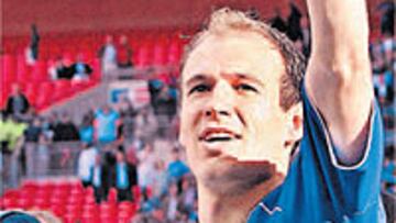 <b>LLEGA HOY.</b> Robben fi chó ayer como nuevo jugador del Madrid.