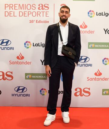 Borja Iglesias, jugador del Betis en la alfombra roja de los Premios AS. 







