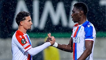 LARNACA (Cyprus), 19/03/2026.- Ismail Sarr (R) of Crystal Palace celebrates with teammate Yeremy Pino (L) after scoring the 1-2 lead during the UEFA Conference League Round of 16 2nd leg match between AEK Larnaca and Crystal Palace, in Larnaca, Cyprus, 19 March 2026. (Chipre) EFE/EPA/SAVVIDES