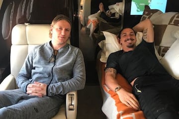Zlatan descansando un avión privado junto a Agnazio Abate, cuando ambos eran compañeros en el AC Milan.