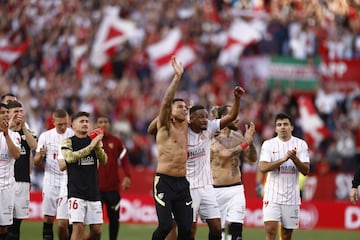 Los jugadores sevillistas celebran con la afición del Pizjuán su victoria en el derbi.