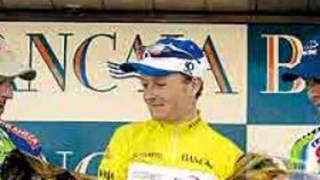 <b>EL ÚLTIMO PODIO.</B> El italiano Dario Frigo, escoltado por David Bernabéu y Javier Pascual Llorente.