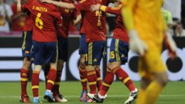 Espa&ntilde;a celebra el primer gol de Xabi Alonso con Llor&iacute;s desolado.