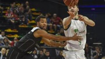 Stefan Markovic con el bal&oacute;n ante Clevin Hannah.