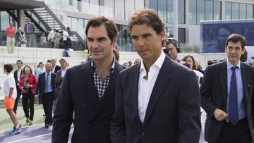 Nadal y Federer caminan por las instalaciones de la 'Nadal Academy'.