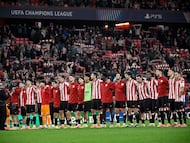 Los jugadores del Athletic saludan a la grada tras el partido de Champions ante el PSG.